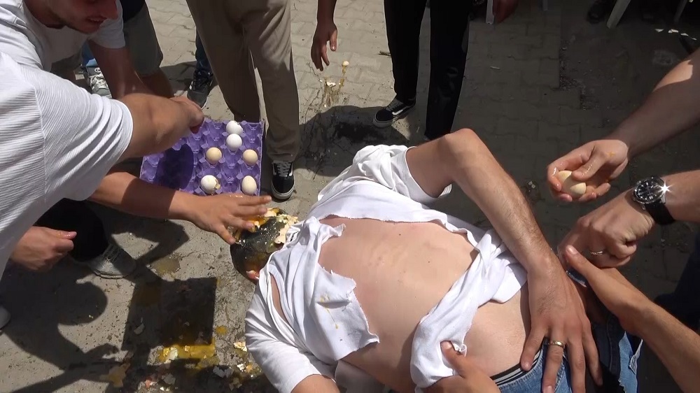 Bursa’da Damat Onur’a Yumurta, Un Ve Saksı Kırma Şovu (5)