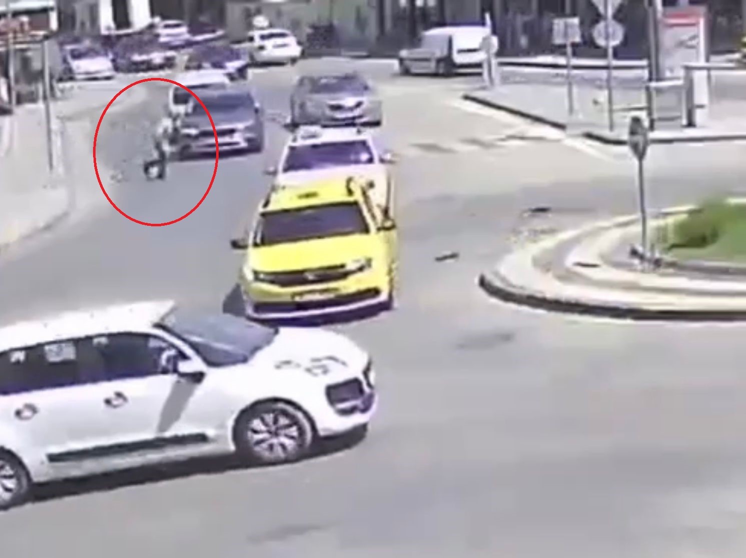 Bursa’da Otomobilin Çarptığı Yaya, Hiçbir Şey Olmamış Gibi Yoluna Devam Etti!