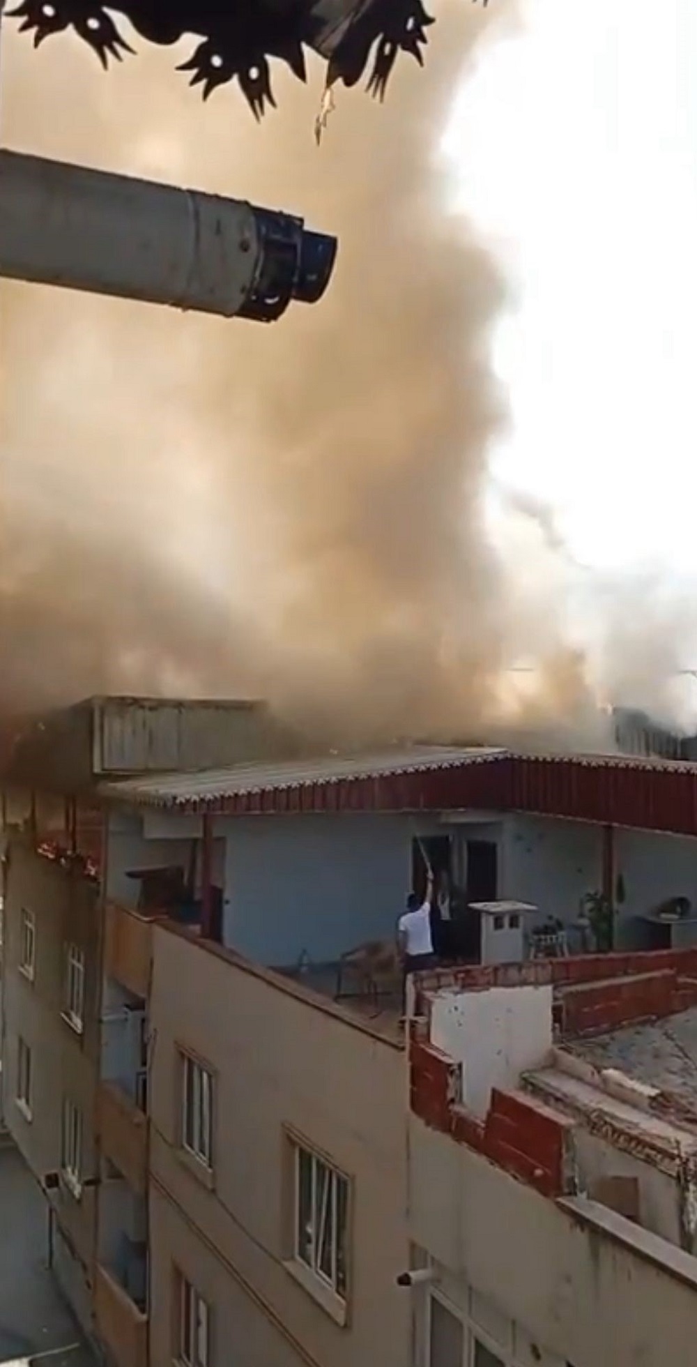 Bursa'da Semaver Yangını Çatı Katı Kullanılamaz Hale Geldi (3)-1