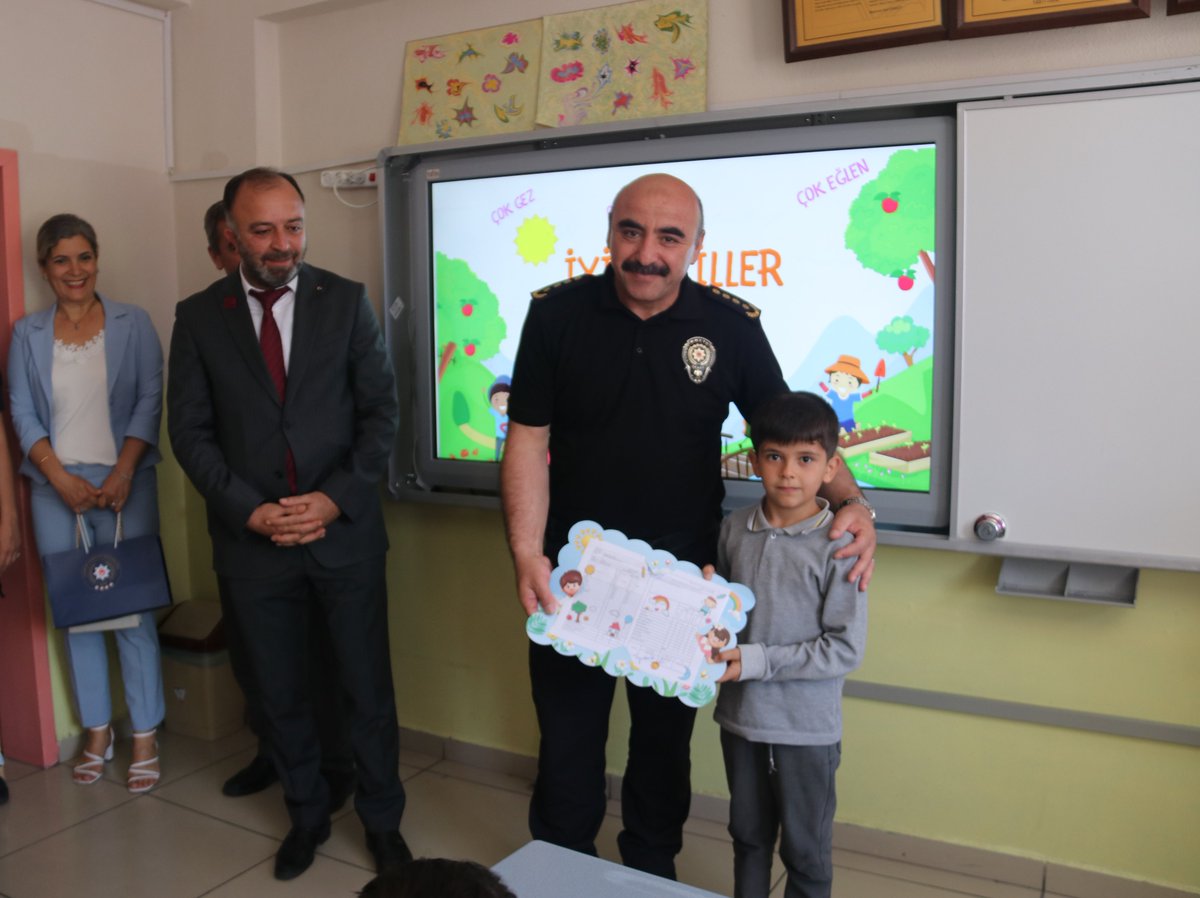 Çankırı Protokolü Karne Töreninde Öğrencilerle Buluştu (1)