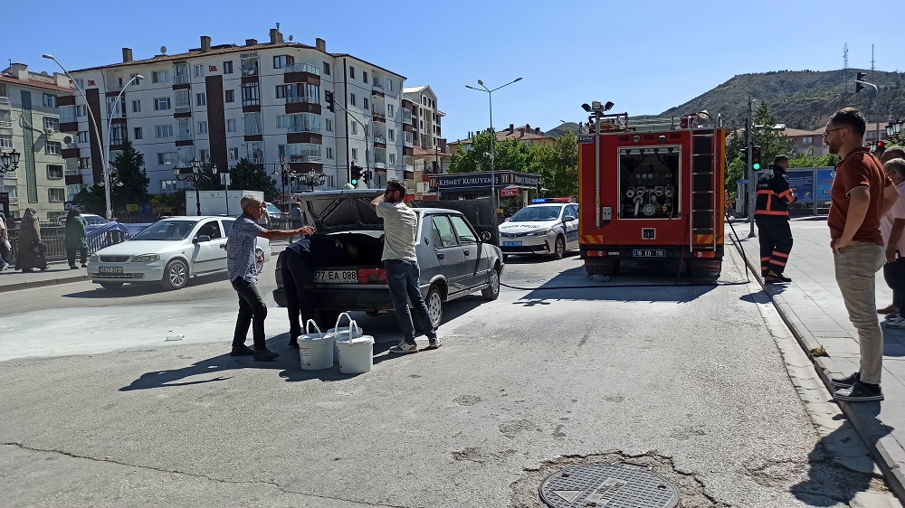 Çankırı’da Işıklar Kavşağında Araç Yangını Facia Son Anda Önledi! (2)