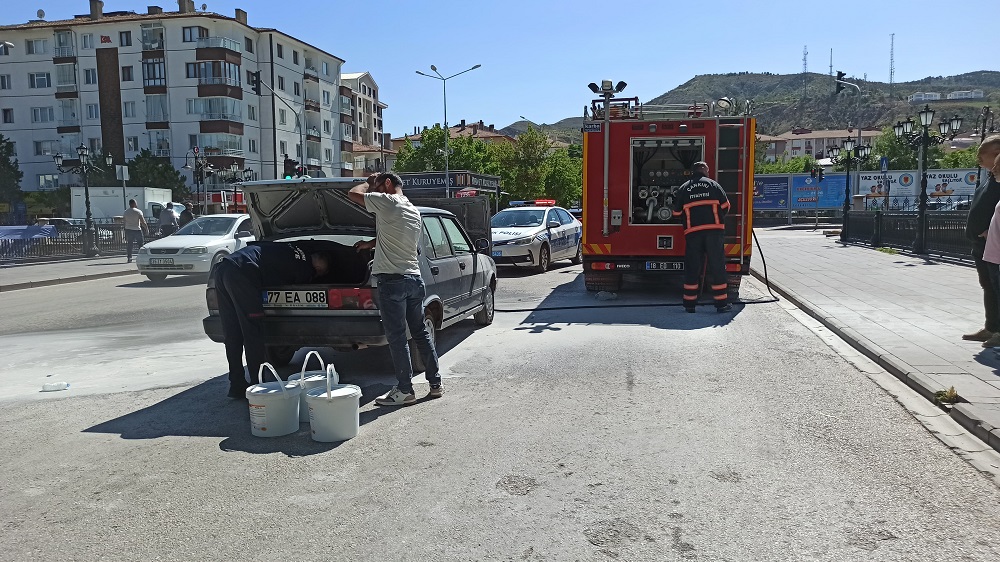 Çankırı’da Işıklar Kavşağında Araç Yangını Facia Son Anda Önledi! (3)