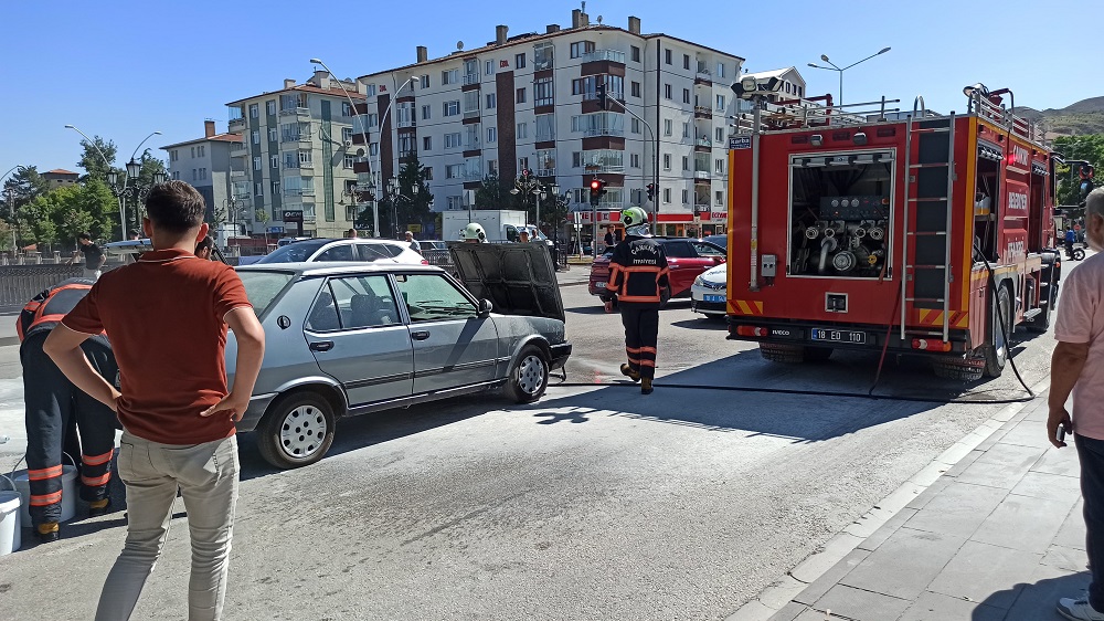 Çankırı’da Işıklar Kavşağında Araç Yangını Facia Son Anda Önledi! (5)