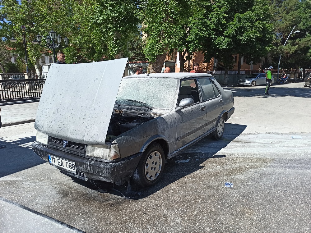 Çankırı’da Işıklar Kavşağında Araç Yangını Facia Son Anda Önledi! (8)