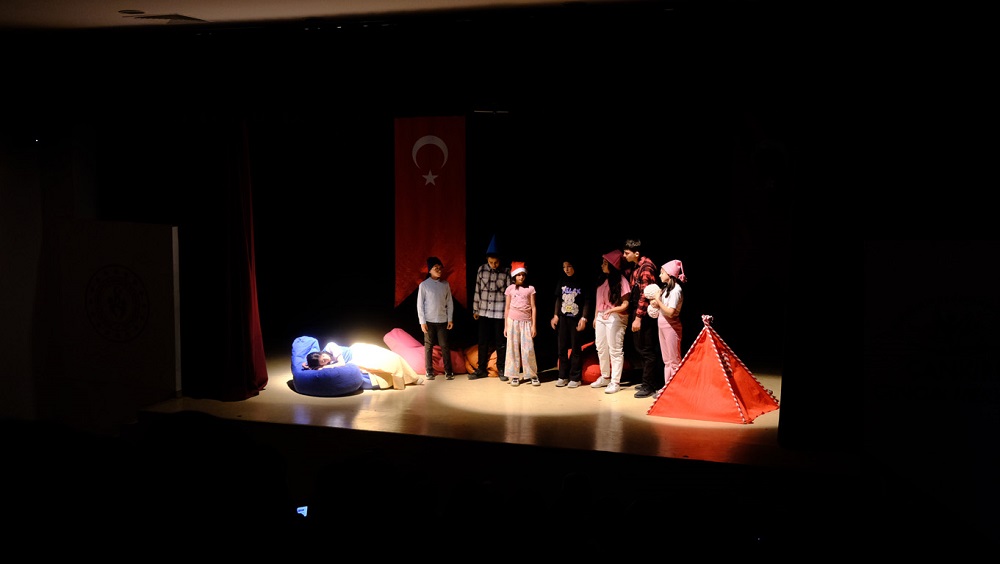 Çankırı’da Tiyatro Rüzgârı Pamuk Prenses Ve 6,5 Cüceler Sahne Aldı (4)