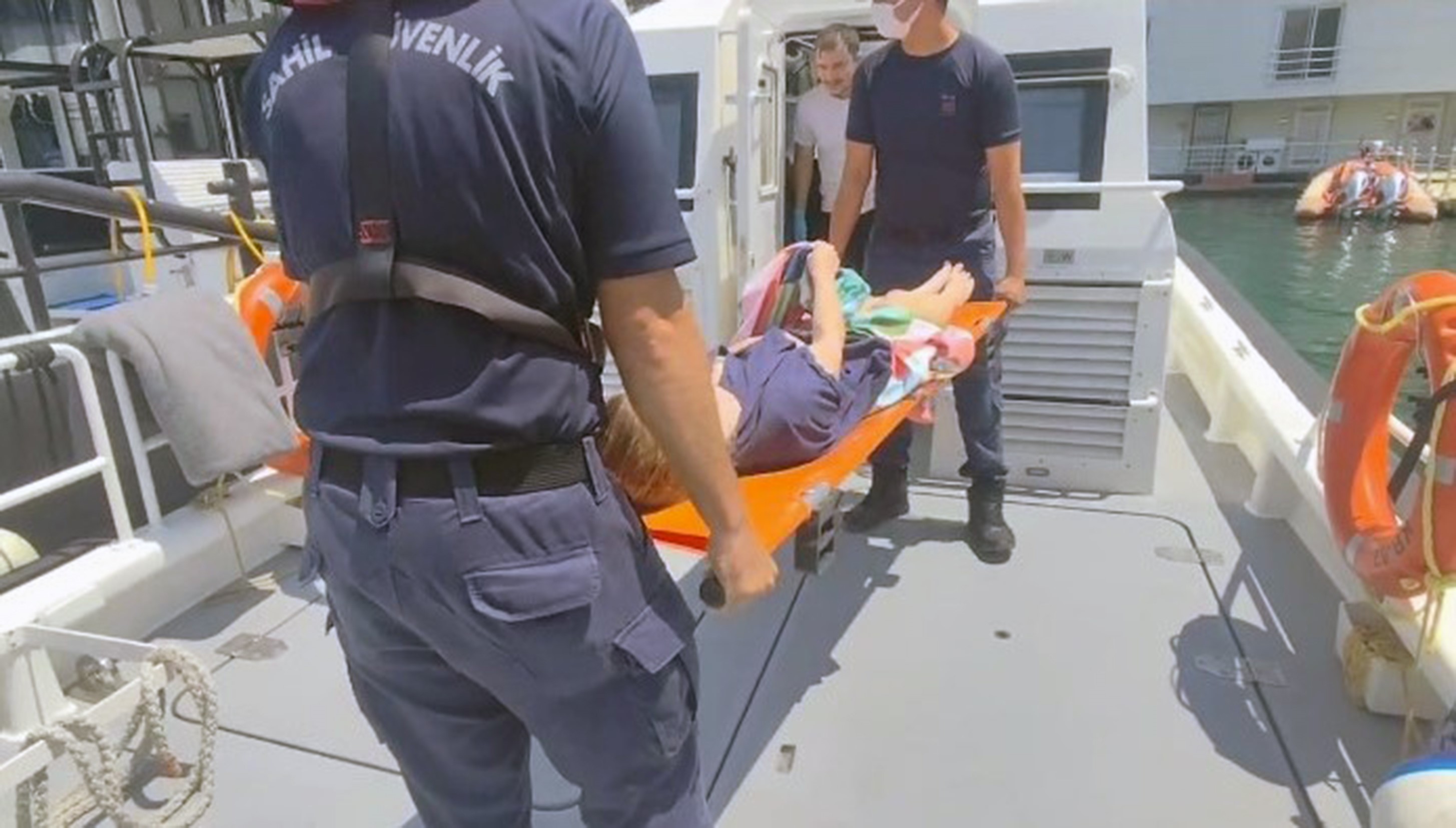 Denizde Sağlık Alarmı Gezi Teknesindeki Yolcu Tahliye Edildi