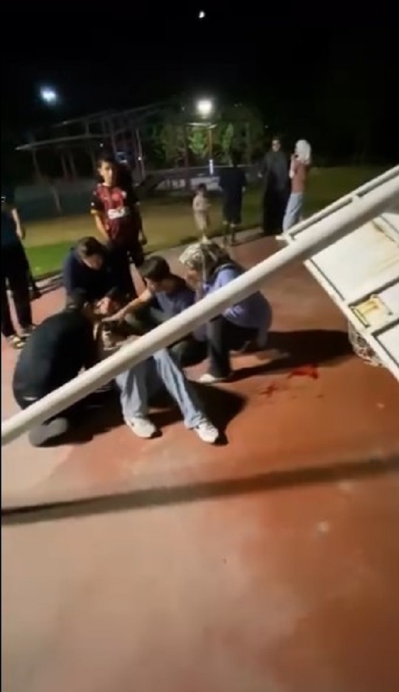Devrilen Pota Genç Oyuncuyu Yaraladı, Vatandaşlar Uyarıların Görmezden Gelindiğini Söyledi (1)