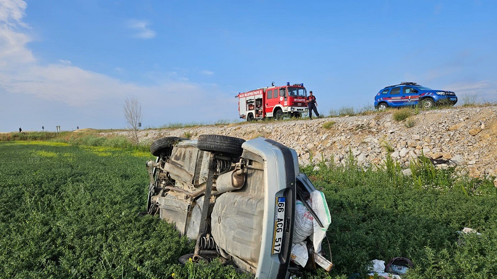 Direksiyon Hakimiyetini Kaybetti, Araç Tarlaya Devrildi (2)
