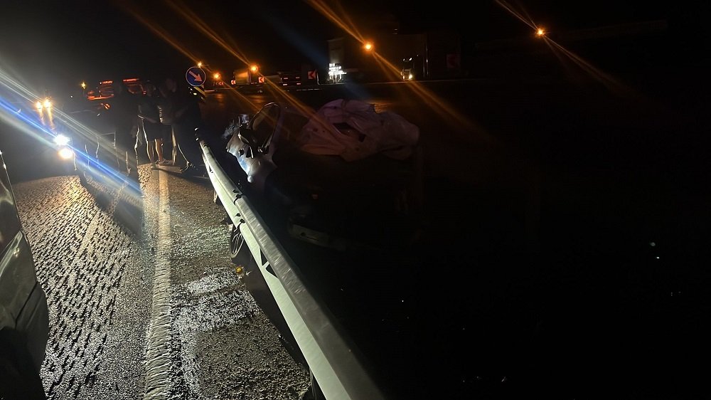 Direksiyon Hakimiyetini Kaybetti, Bariyerlere Çarptı (1)