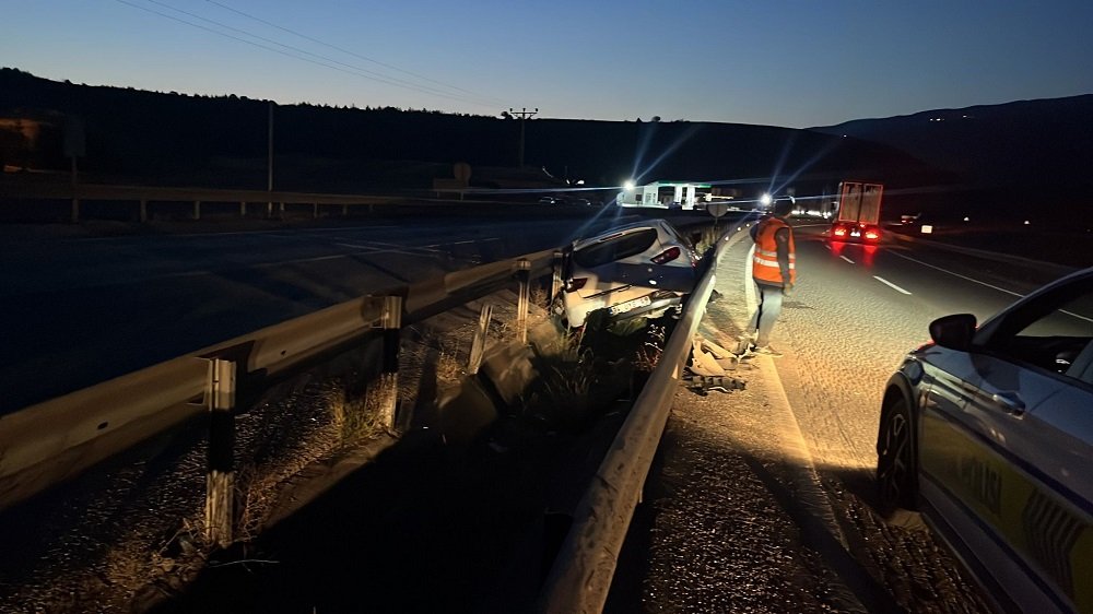 Direksiyon Hakimiyetini Kaybetti, Bariyerlere Çarptı (3)