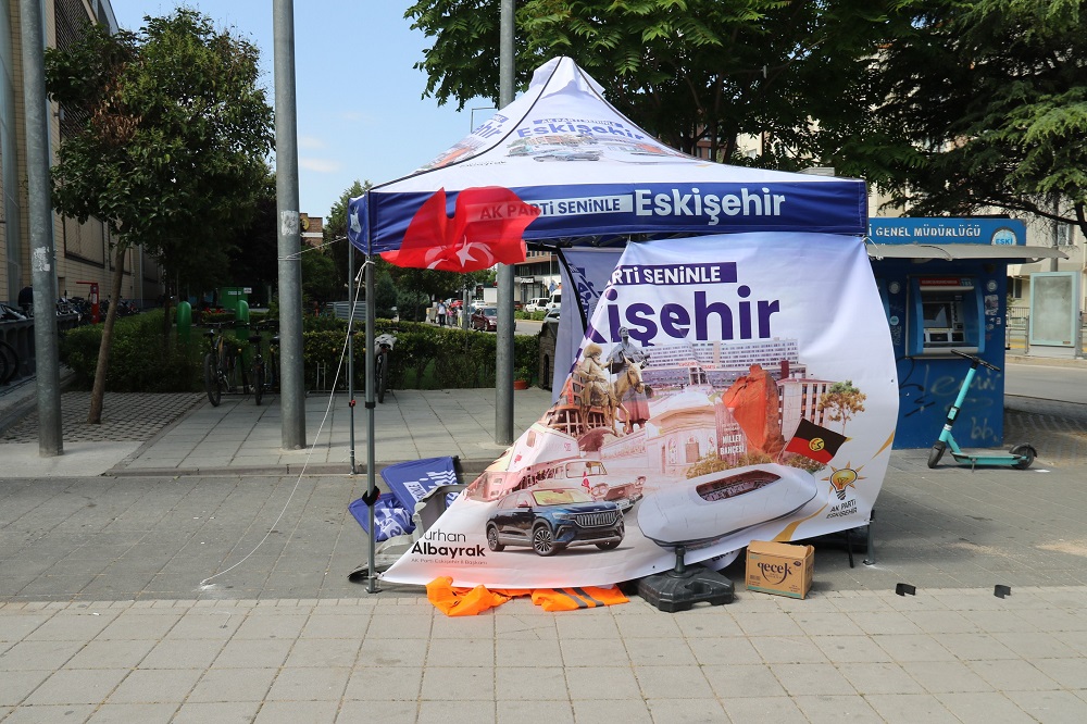 Eskişehir’de Ak Parti Standına Saldırı İlçe Başkanı Tepki Gösterdi (1)