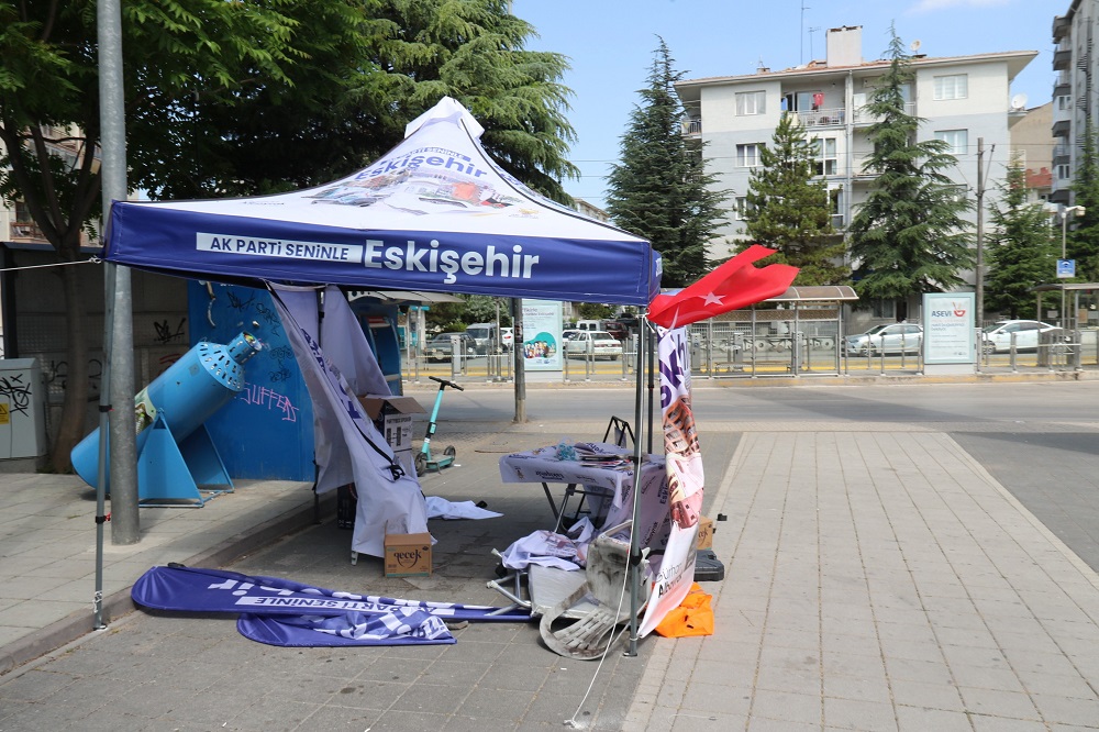 Eskişehir’de Ak Parti Standına Saldırı İlçe Başkanı Tepki Gösterdi (3)