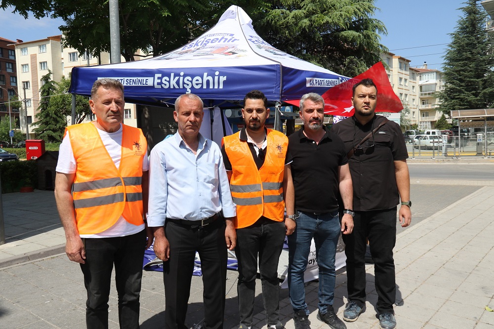Eskişehir’de Ak Parti Standına Saldırı İlçe Başkanı Tepki Gösterdi (4)