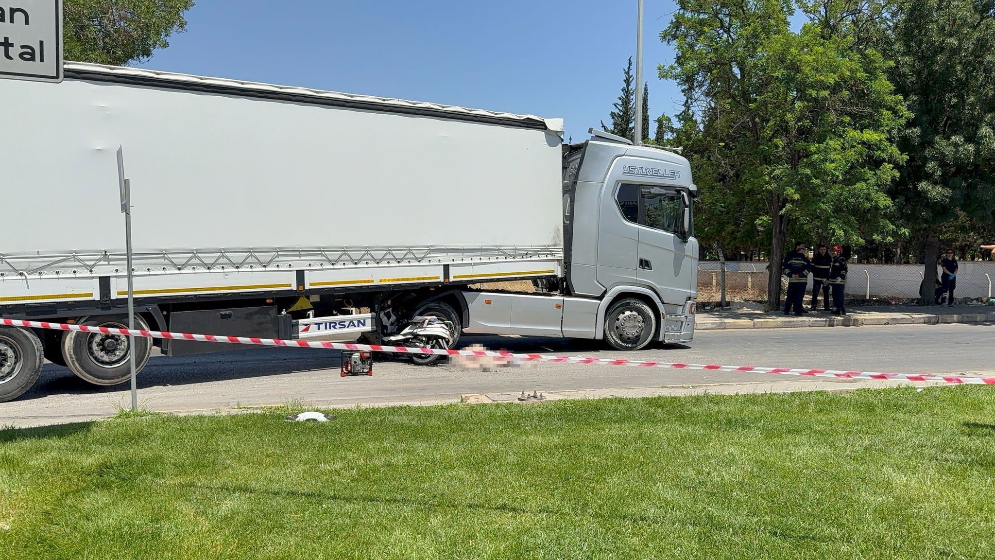 Gazikent Kavşağı’nda Dehşet! Motosikletteki 2 Kişi Hayatını Kaybetti (2)