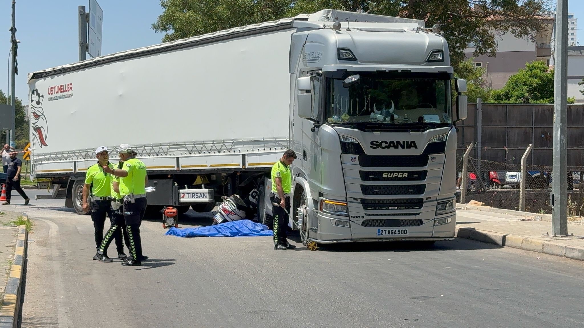 Gazikent Kavşağı’nda Dehşet! Motosikletteki 2 Kişi Hayatını Kaybetti (3)