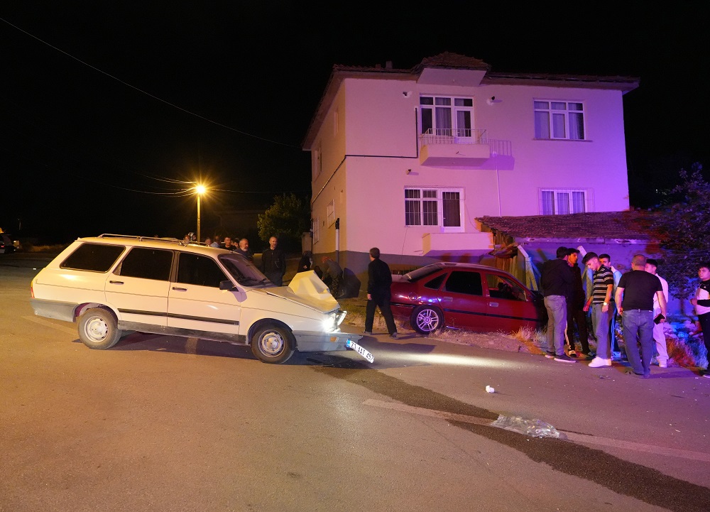Gece Yarısı Kaza! Otomobiller Çarpıştı, 3 Kişi Hastaneye Kaldırıldı (1)