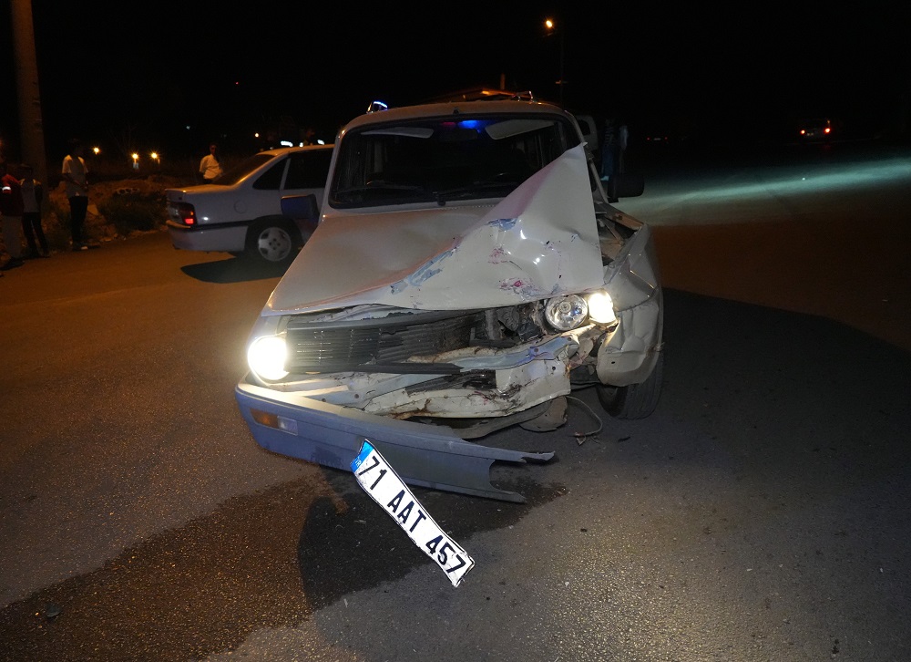 Gece Yarısı Kaza! Otomobiller Çarpıştı, 3 Kişi Hastaneye Kaldırıldı (2)