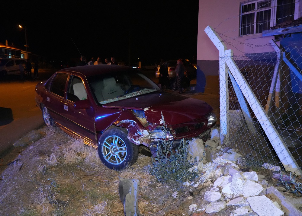 Gece Yarısı Kaza! Otomobiller Çarpıştı, 3 Kişi Hastaneye Kaldırıldı (3)