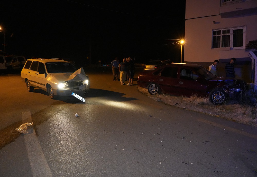 Gece Yarısı Kaza! Otomobiller Çarpıştı, 3 Kişi Hastaneye Kaldırıldı (4)