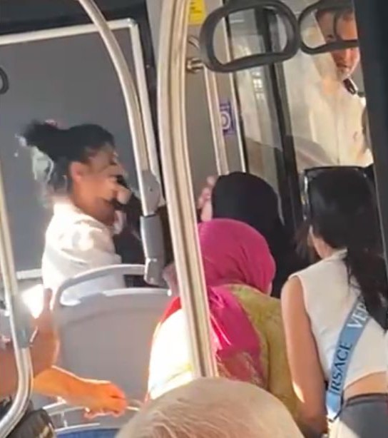 Halk Otobüsünde Tesettürlü Kadına Sözlü Saldırı 2 Yaşındaki Çocuk Travma Yaşadı (2)-1