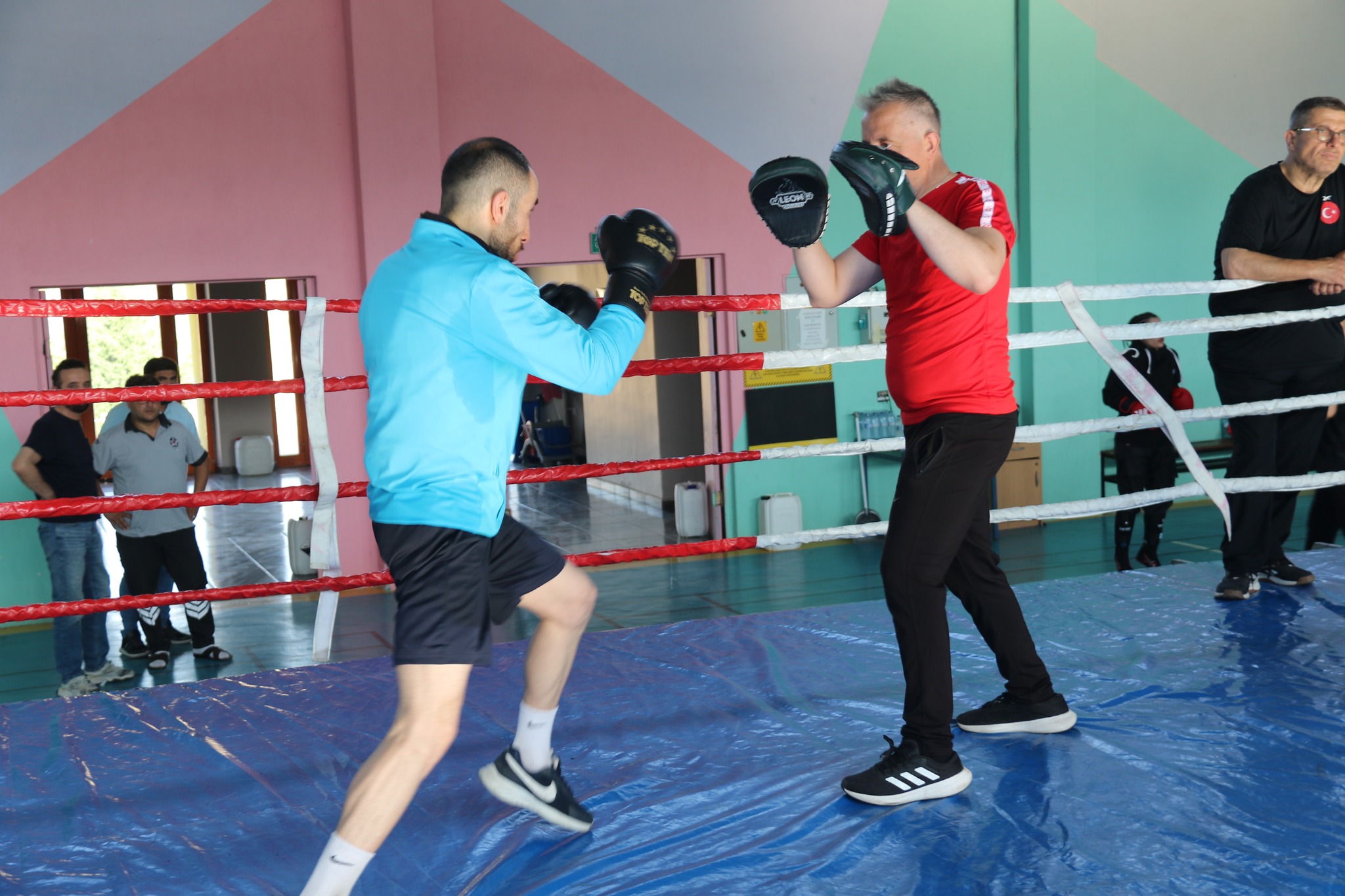 İl Müdürü Sadık Ak’tan Büyükler Savate Combat Milli Takımı’na Moral Ziyareti (5)