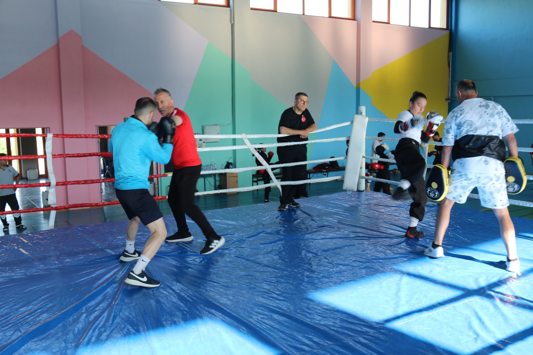 İl Müdürü Sadık Ak’tan Büyükler Savate Combat Milli Takımı’na Moral Ziyareti (6)