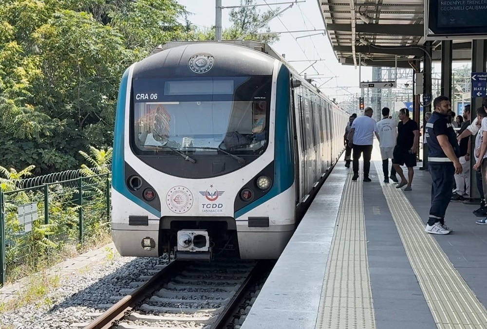 İstanbul Marmaray'da Kişi Raylara Atladı, Seferler Tek Hat Üzerinden Devam Ediyor (1)