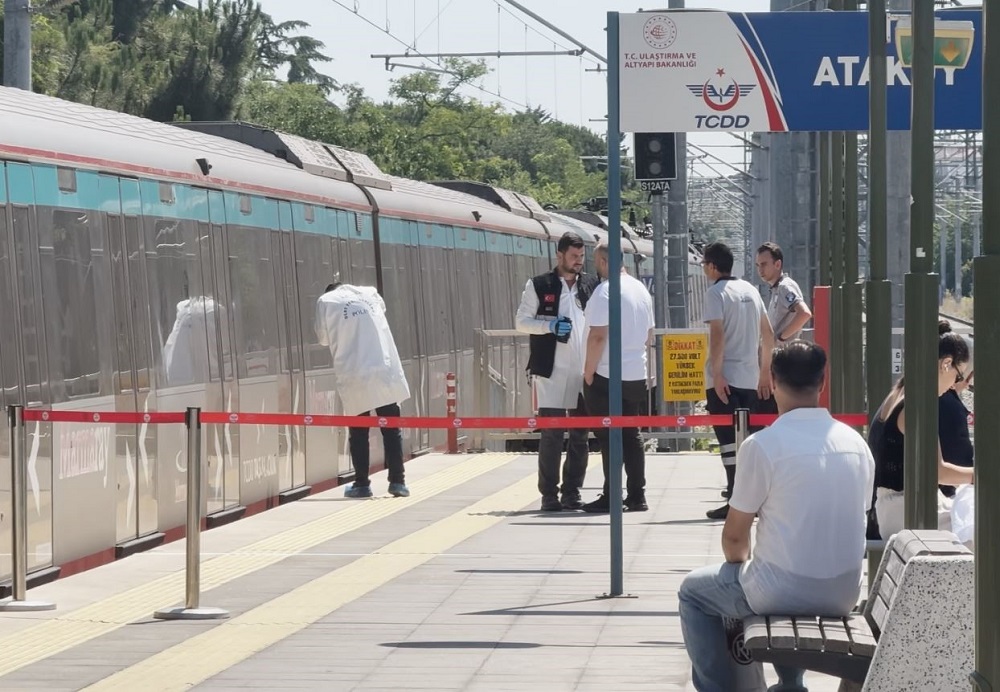İstanbul Marmaray'da Kişi Raylara Atladı, Seferler Tek Hat Üzerinden Devam Ediyor (2)