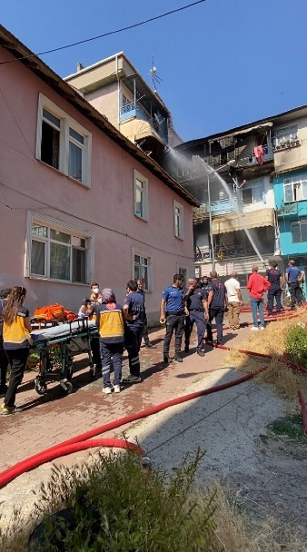 İzmit’te Yangın Bitişik Binaya Sıçradı 3 Kişi Hastaneye Kaldırıldı (1)