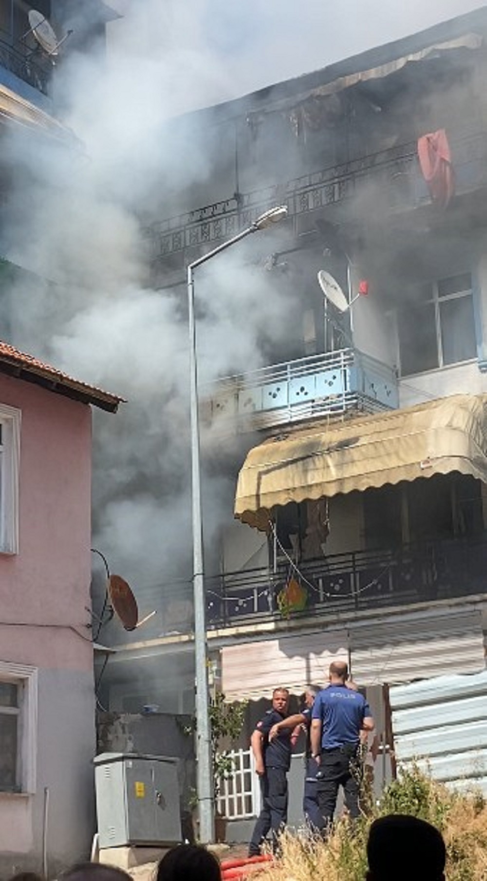 İzmit’te Yangın Bitişik Binaya Sıçradı 3 Kişi Hastaneye Kaldırıldı (2)