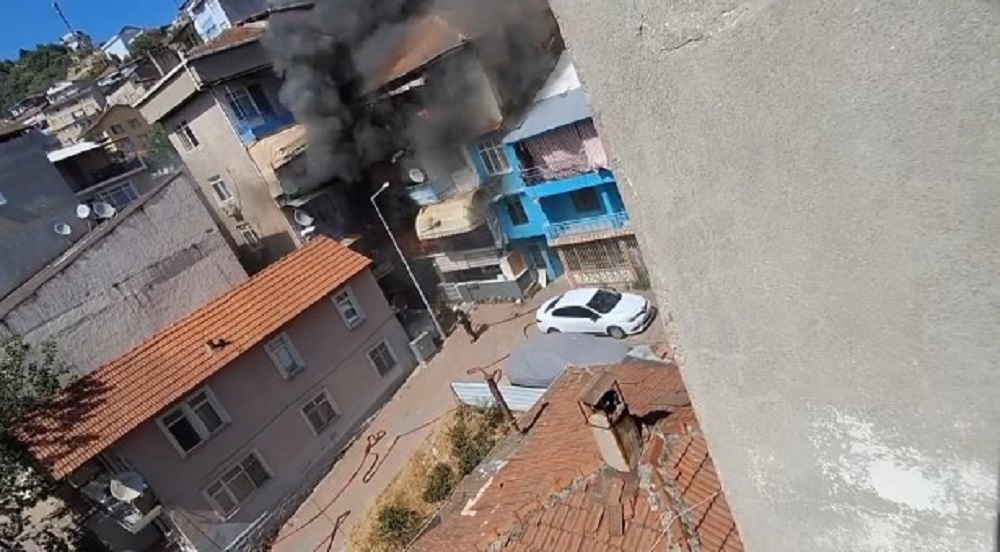 İzmit’te Yangın Bitişik Binaya Sıçradı 3 Kişi Hastaneye Kaldırıldı (3)