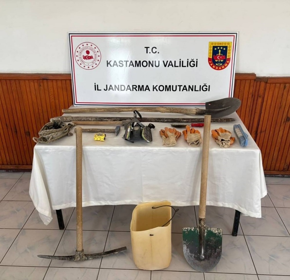 Kaçak Kazı Yapan Üç Kişi Araç’ta Suçüstü Yakalandı