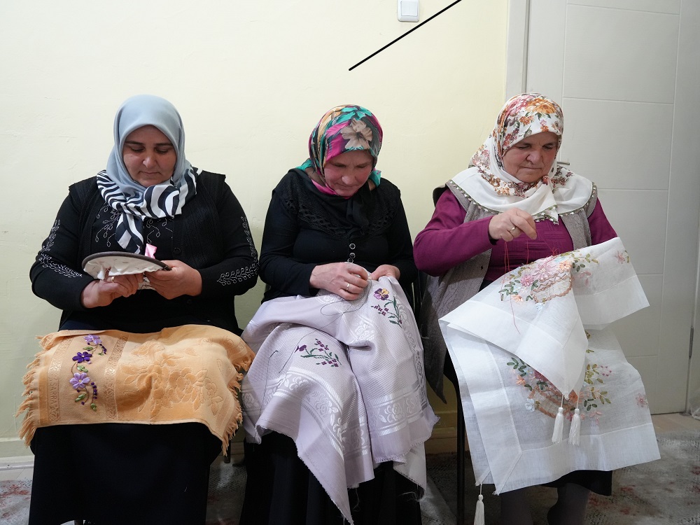 Kadınlar, Çetmi Köyünde Eski Eşyaları Çeyiz Ürününe Çeviriyor (3)