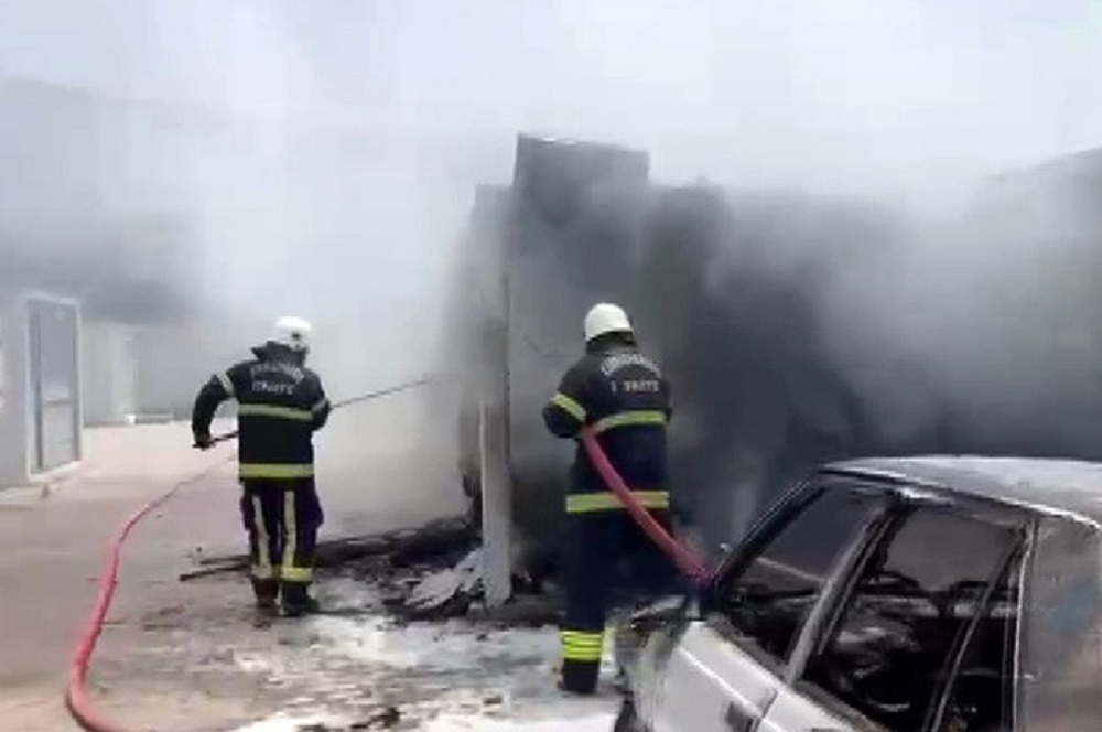 Kahramanmaraş'ta Konteyner Kentte Yangın 5 Konteyner Kül Oldu (2)