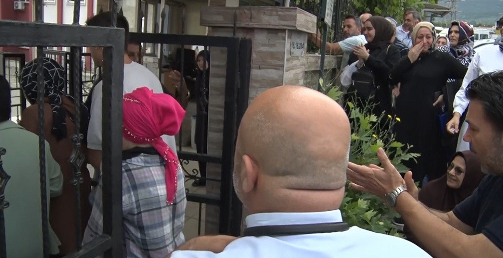 Kapı Kapanmıştı, Şoför İkna Etti Öğrenciler Sınava Yetişti (4)