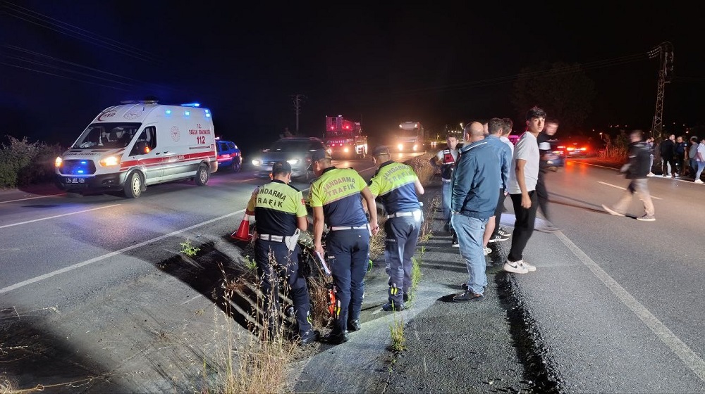 Karasu’da Farları Yanmayan Otomobile Çarpan Motosikletler Kaza Yaptı (1)