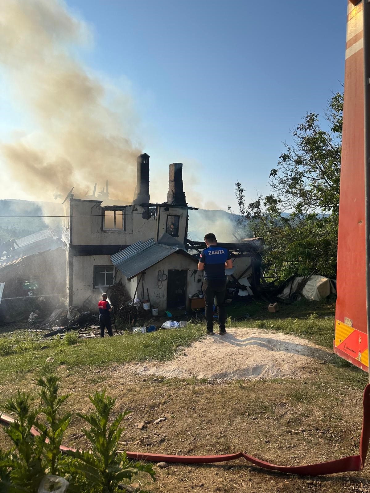 Kastamonu Azdavay’da Yangın Ahşap Ev Kül Oldu (1)