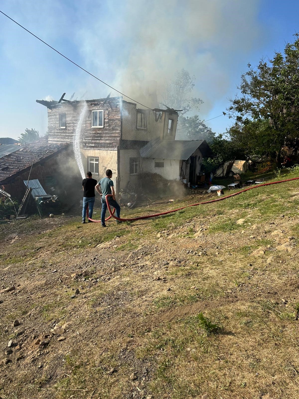 Kastamonu Azdavay’da Yangın Ahşap Ev Kül Oldu (2)