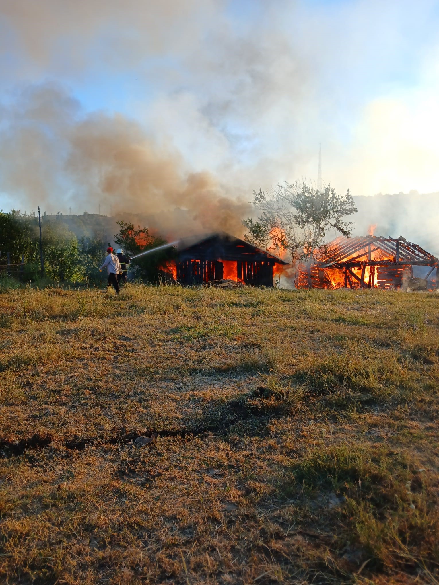 Kastamonu Daday’da Korkutan Yangın 3 Samanlık Ve Garaj Kül Oldu (2)