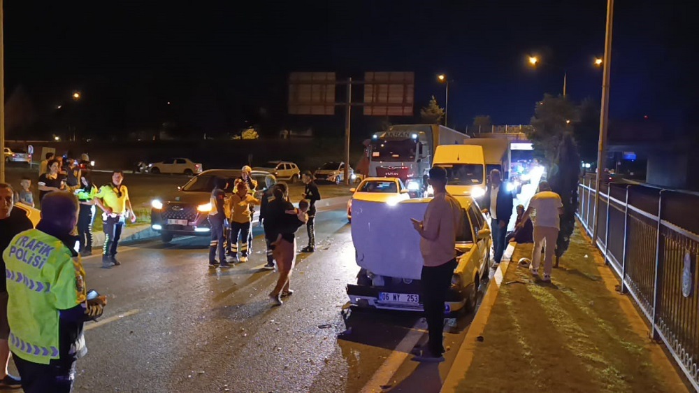 Kavşağı Kaçırdı, Geri Geldi 3 Araç Birbirine Girdi (2)