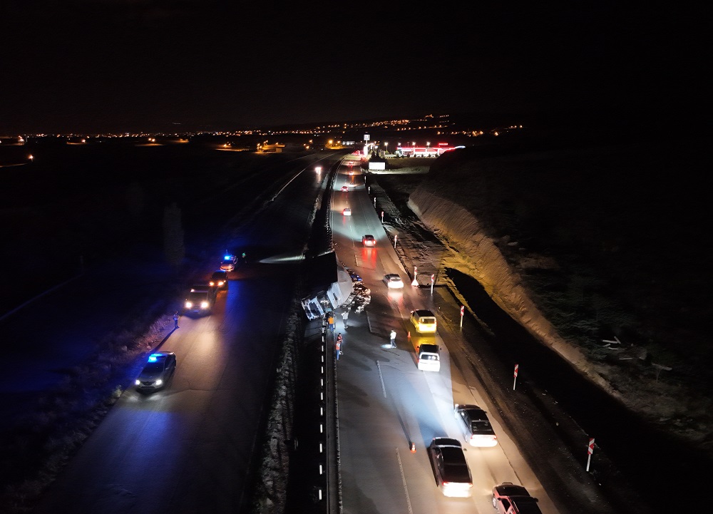 Kontrolden Çıkan Tır Devrildi, Alkol Ürünleri Yola Saçıldı (1)