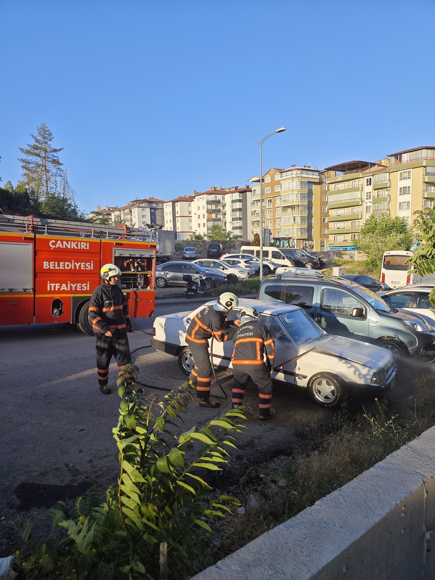 Kucaklama Taşı Mevkiinde Araç Yangını Paniğe Neden Oldu (1)