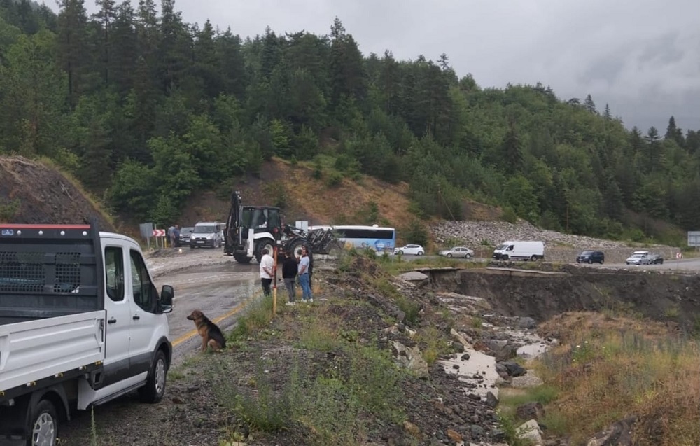 Küre’de Kuvvetli Yağış Yolu Kapattı, Ekipler Müdahale Etti (1)