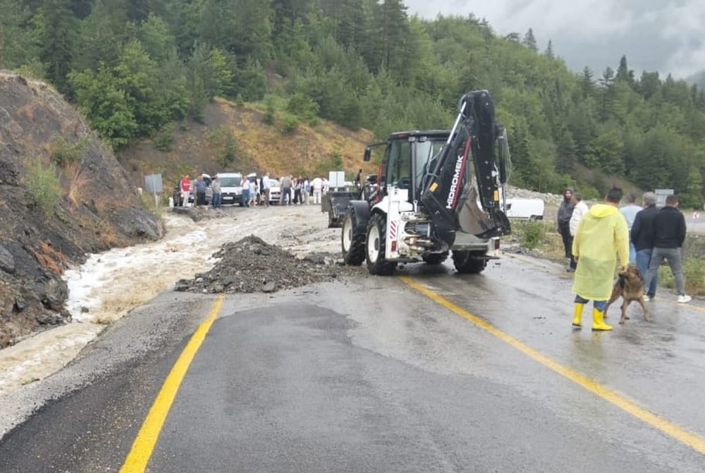 Küre’de Kuvvetli Yağış Yolu Kapattı, Ekipler Müdahale Etti (2)