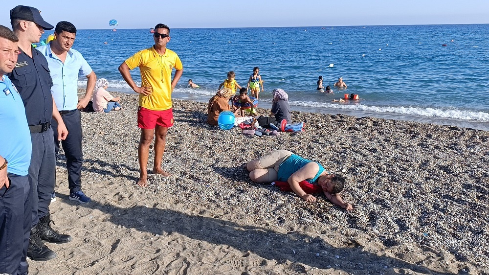 Manavgat’ta Denize Giren Kadın Boğulma Tehlikesi Atlattı (2)