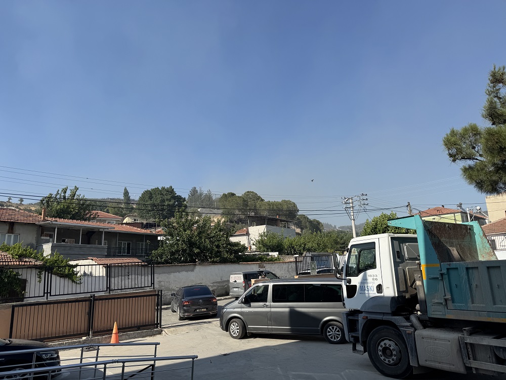 Manisa’da Alevler Kontrolden Çıktı Bostancı Mahallesi Tahliye Edildi (2)