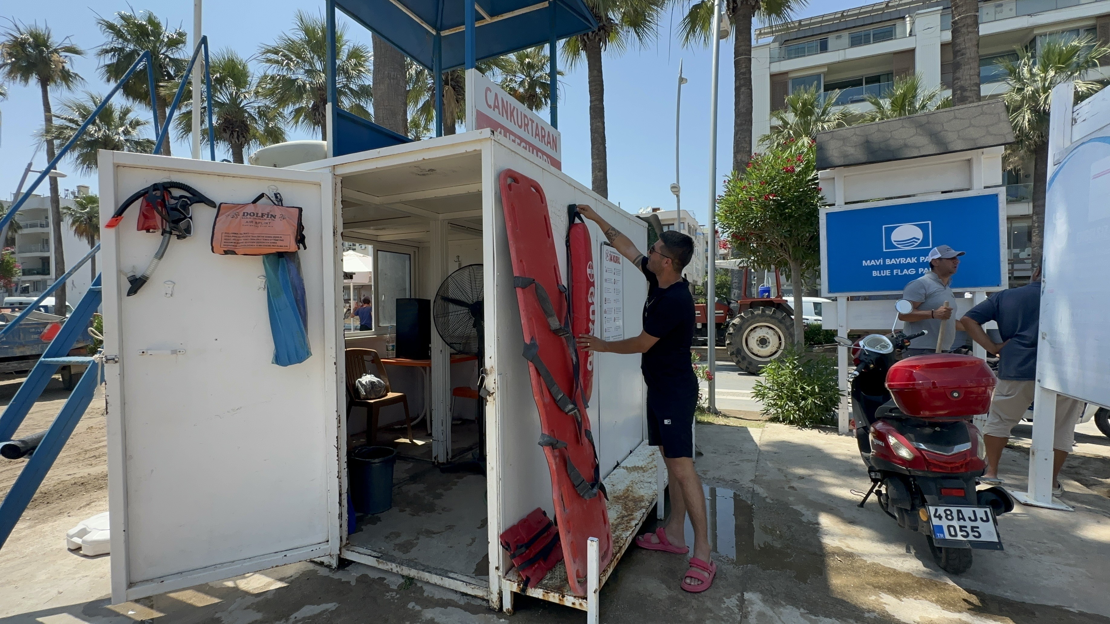 Marmaris’te Mavi Bayraklı Plajda Cankurtaranlar Göreve Başladı (1)