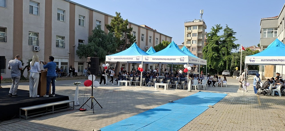 Mezuniyetlerini Yıkılan Okullarının Bahçesinde Kutladılar (1)