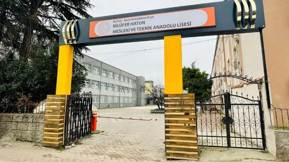 Mezuniyetlerini Yıkılan Okullarının Bahçesinde Kutladılar (2)
