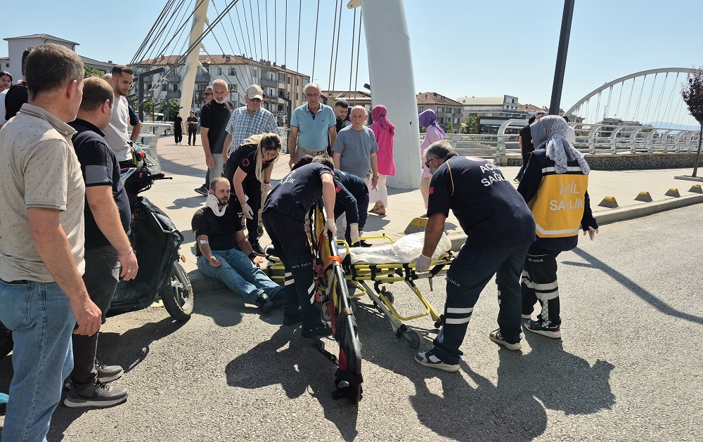Mimar Sinan Caddesi’nde Kaza Motosiklet Ve Bisiklet Çarpıştı (1)